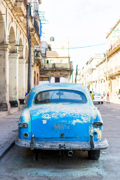 哈瓦那，古巴- 2017年4月14日：经典古董车在古巴哈瓦那老城的停放。游客最常用的交通工具是出租车. — 图库照片