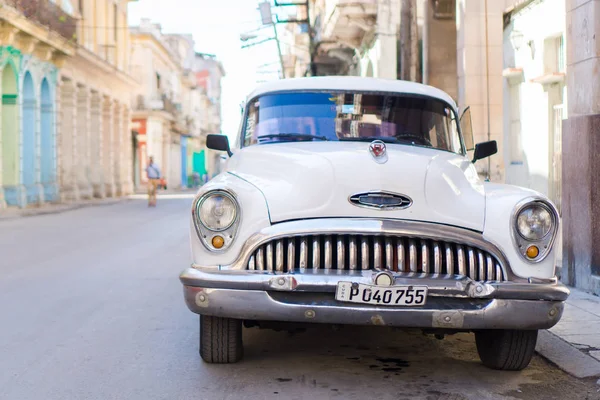 哈瓦那，古巴- 2017年4月14日：经典古董车在古巴哈瓦那老城的停放。游客最常用的交通工具是出租车. — 图库照片