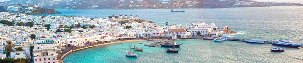 Panorama van weergave van traditioneel Grieks dorp met witte huizen op eiland Mykonos, Griekenland, — Stockfoto