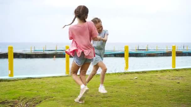 Schattig meisje hebben een heleboel plezier op zomervakantie — Stockvideo