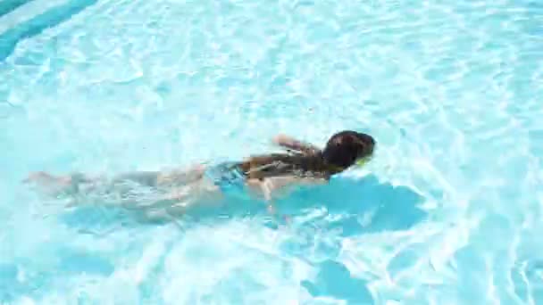 Adorable niña feliz disfrutar de nadar en la piscina. Vacaciones de verano en familia, niño relajarse en la piscina . — Vídeos de Stock