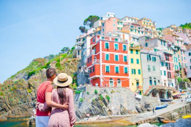 Genç aile eski köy Riomaggiore, Cinque Terre, Liguria, İtalya, harika manzaralı. Avrupa İtalyan tatil.