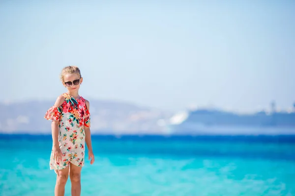Чарівна маленька дівчинка розважається на тропічному пляжі у відпустці — стокове фото