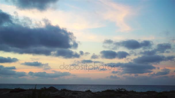 Coucher de soleil bleu rose et rouge sur la mer et la plage — Video