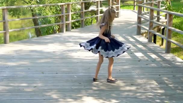 Adorable niña de la escuela divertirse al aire libre. De vuelta a la escuela. Vídeo en cámara lenta . — Vídeo de stock