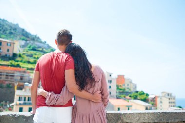 Genç aile eski köy Riomaggiore, Cinque Terre, Liguria, İtalya, harika manzaralı. Avrupa İtalyan tatil.