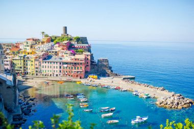 Güzel Vernazza kasaba yukarıdan görüntüleyin. Vernazza Cinque Terre, İtalya en popüler eski köyde biridir