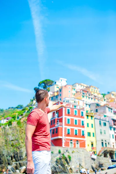 Genç adam yaşlı İtalyan köy Riomaggiore, Cinque Terre, Liguria, İtalya, güzel manzaralı. Avrupa İtalyan tatil.