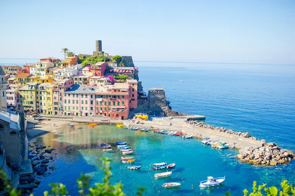 Visa på vackra Vernazza staden från ovan. Vernazza är en av de mest populära gamla byn i Cinque Terre, Italien — Stockfoto