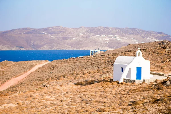 Tradizionale chiesa bianca con vista mare nell'isola di Mykonos, Grecia — Foto Stock