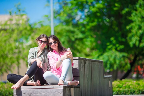 Chicas urbanas jóvenes felices en la ciudad europea. Turistas caucásicos se divierten juntos al aire libre —  Fotos de Stock