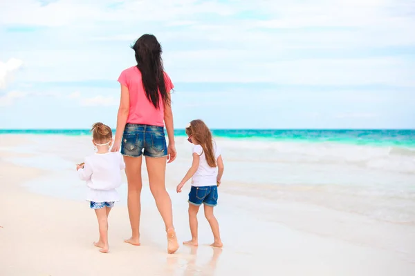 Adorables niñas y madres jóvenes en la playa blanca — Foto de Stock