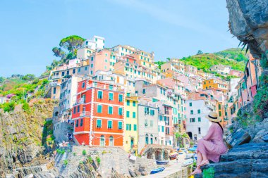 Genç kadın, eski köy Riomaggiore, Cinque Terre, Liguria, İtalya harika manzaralı. Avrupa İtalyan tatil.
