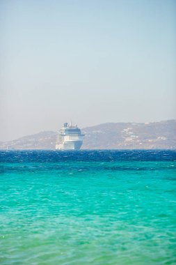 Deniz Manzaralı güzel manzara. Cruise liner Islands yakınındaki denizde. Mykonos island, Yunanistan