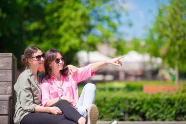 Mutlu genç kentsel kız Avrupa şehri. Beyaz turist açık havada birlikte eğleniyor