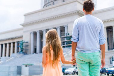 Turist kız ve babası alan Havana, Küba'da. Caribbean Islands seyahat
