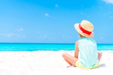 Karayipler tatil sırasında sahilde şapkalı küçük çocuk
