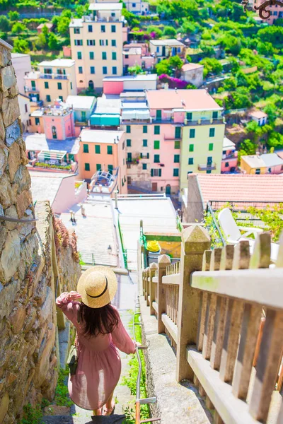 Młoda kobieta turystyczne na wakacje w Cinque Terre. Młody facet kaukaski spaceru w stary ulica Vernazzy — Zdjęcie stockowe