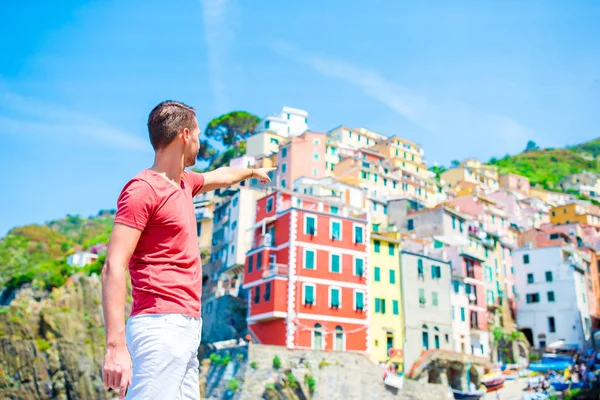 Joven con hermosa vista en el antiguo pueblo italiano Riomaggiore, Cinque Terre, Liguria, Italia. Vacaciones italianas europeas . —  Fotos de Stock