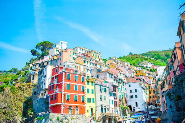 Eski İtalyan köy Riomaggiore mimarisini Cinque Terre, taly en popüler eski köyde biri görünümdür