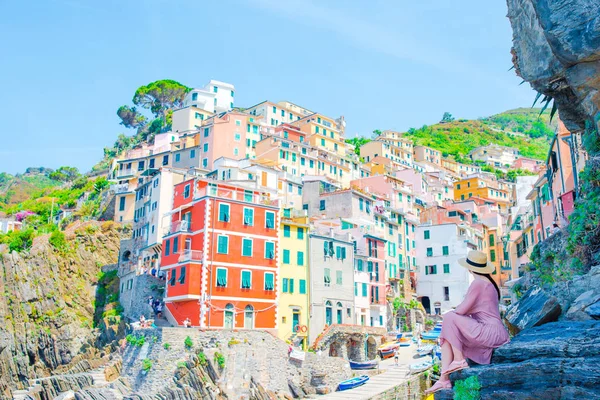 Genç kadın, eski köy Riomaggiore, Cinque Terre, Liguria, İtalya harika manzaralı. Avrupa İtalyan tatil.
