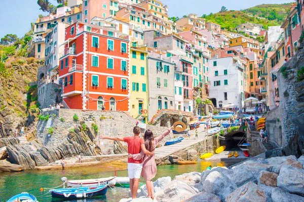 Genç aile eski köy Riomaggiore, Cinque Terre, Liguria, İtalya, harika manzaralı. Avrupa İtalyan tatil.