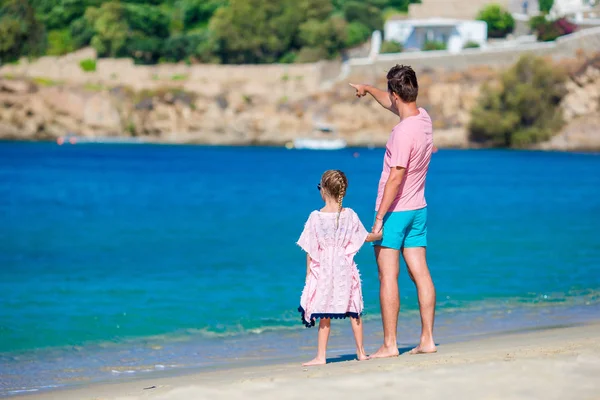 Happy father and little girl on beach — Stock Photo, Image
