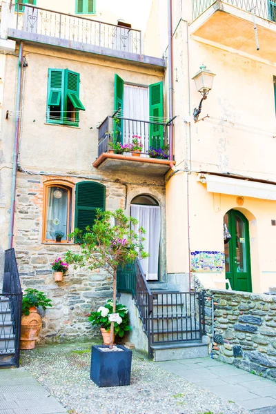 Antiguo hermoso vacío calles estrechas con casa antigua y escaleras en el pueblo costero Monterosso en Cinque Terre, Italia — Foto de Stock