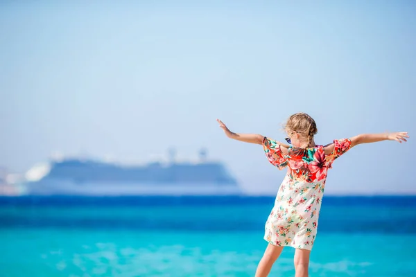 Aranyos kis lány strand háttér nagy cruise lainer, Görögország — Stock Fotó