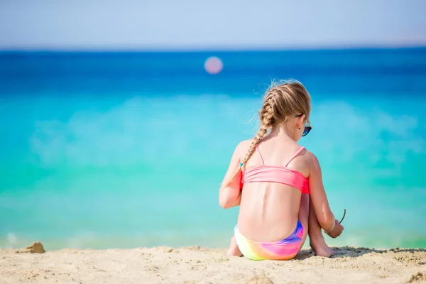 Adorabile bambina attiva in spiaggia durante le vacanze estive — Foto Stock