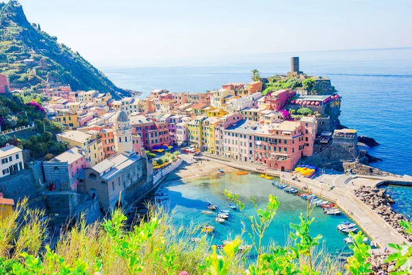 Güzel Vernazza Cinque Terre içinde. Beş ünlü renkli köylerinden İtalya Cinque Terre Milli Parkı