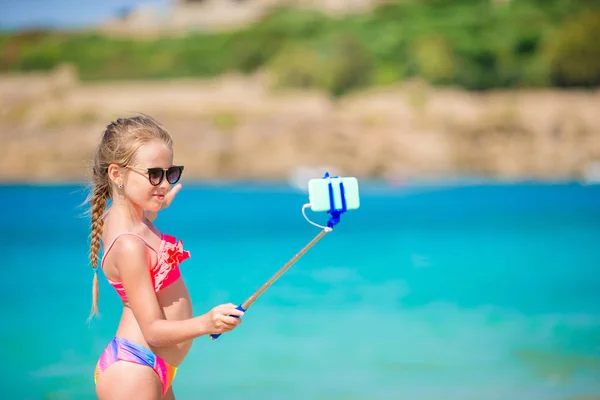 Kleines Mädchen macht Selfie-Porträt mit Smartphone am Strand — Stockfoto