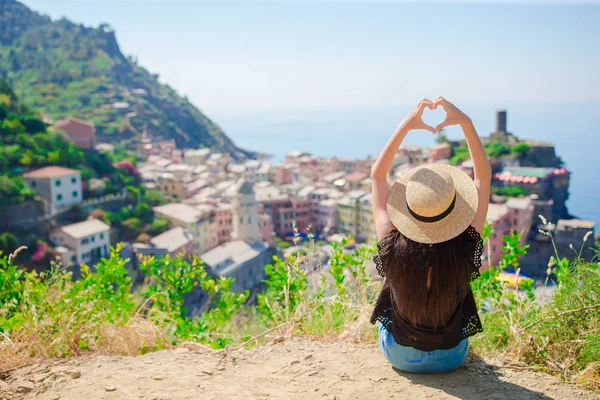 与旧的沿海城市背景的 Vernazza，五渔村国家公园，利古里亚，意大利，欧洲手心形状制作的漂亮女孩 — 图库照片