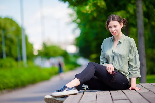 Happy young girl in outdoor park — Stock Photo, Image