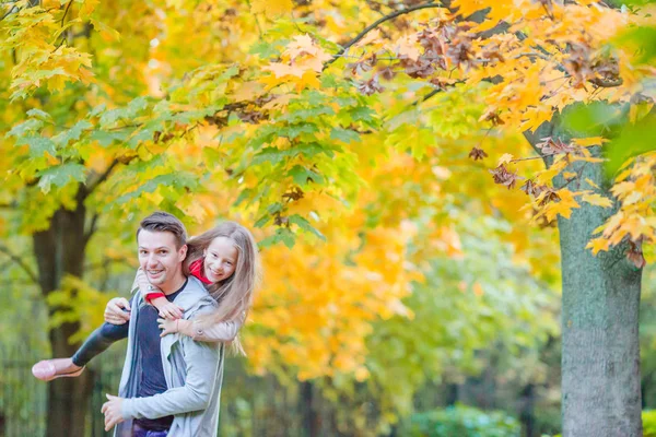 Pai e sua adorável filhinha ao ar livre no dia ensolarado de outono — Fotografia de Stock