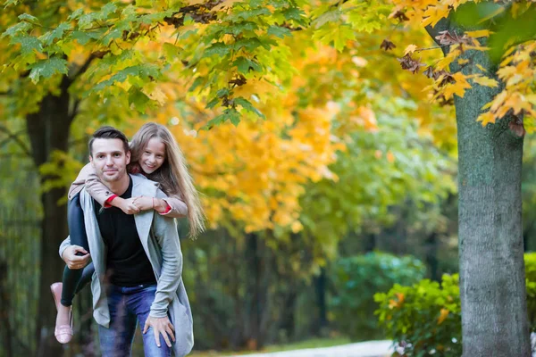 Padre e la sua adorabile figlioletta all'aperto nella soleggiata giornata autunnale — Foto Stock