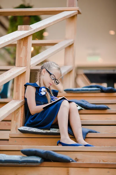Adorable petite écolière avec des notes et des crayons en plein air. Retour à l'école . — Photo