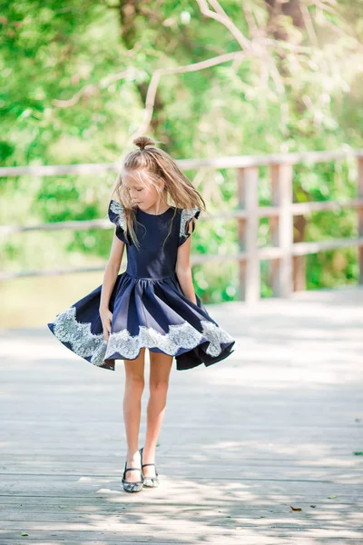 Entzückende kleine Schulmädchen haben Spaß im Freien. Zurück zur Schule. — Stockfoto