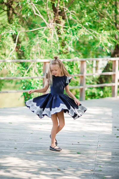 Entzückende kleine Schulmädchen haben Spaß im Freien. Zurück zur Schule. — Stockfoto