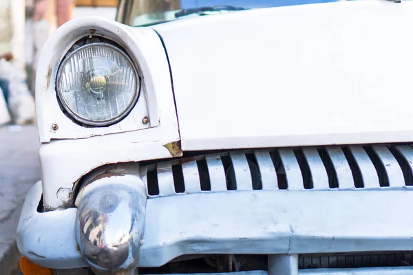 Havana, Küba - 14 Nisan 2017: Closeup sarı klasik eski model araba eski Havana, Küba'da. Turistler için en popüler ulaşım taksi kullanılır.