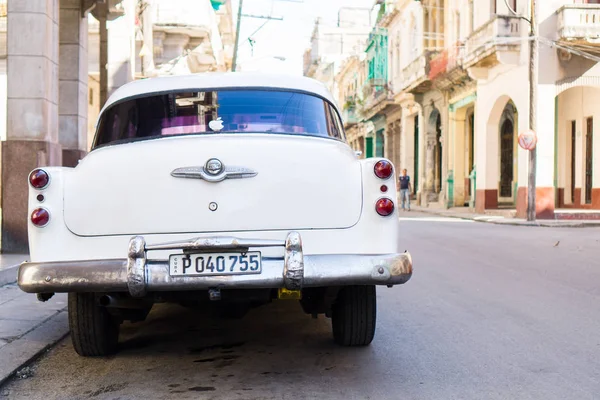 Närbild av gula klassiska vintage bil i Gamla Havanna, Kuba. — Stockfoto