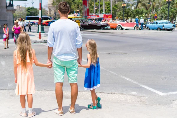 Famille de papa et enfants dans le quartier populaire de La Havane, Cuba. Voyage en famille sur les îles des Caraïbes — Photo