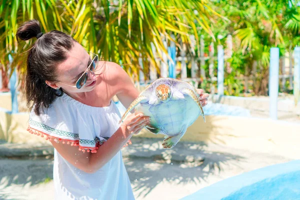 Turista mujer con tortuga marina en las manos en reserva exótica — Foto de Stock