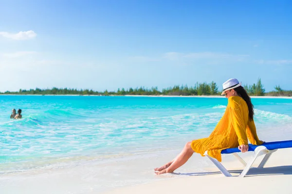 Mujer joven en una playa tropical con sombrero — Foto de Stock