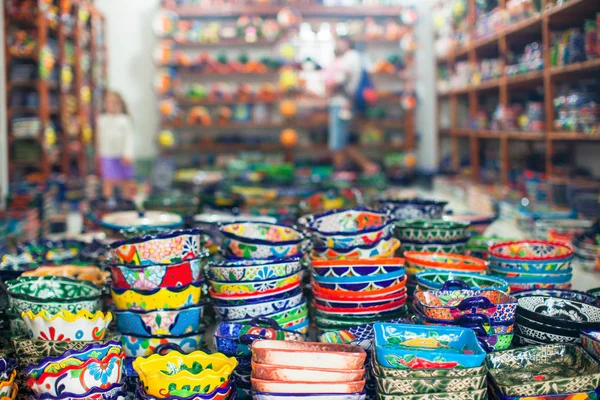 Colorate ceramiche tradizionali messicane sul mercato di strada — Foto Stock