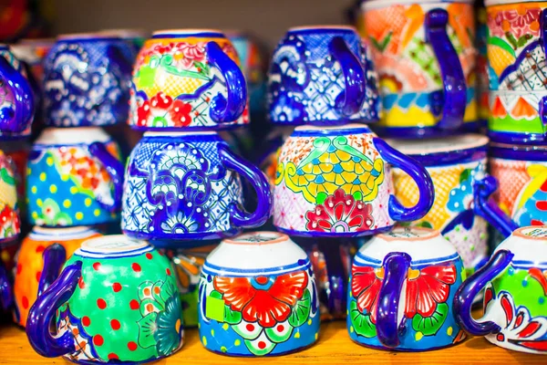 Coloridas cerámicas tradicionales mexicanas en el mercado callejero —  Fotos de Stock
