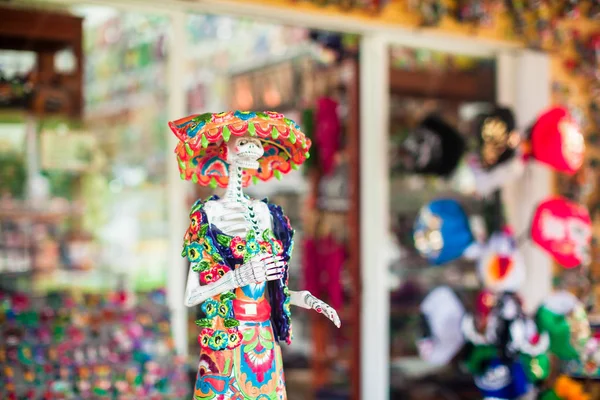 ストリート マーケットにカラフルな伝統的なメキシコの陶器フィギュア — ストック写真