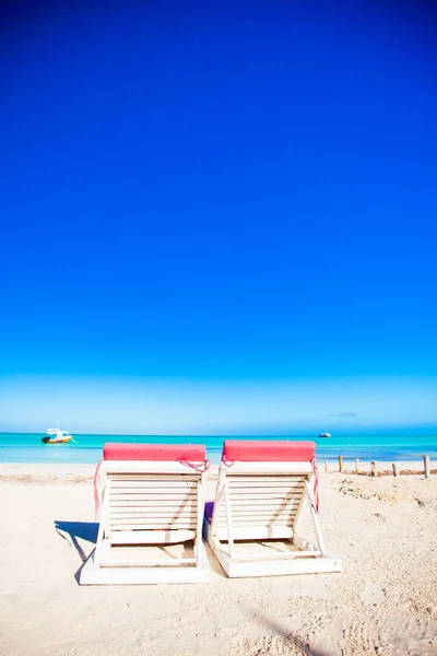 Beach sunbeds on white sand beach — Stock Photo, Image