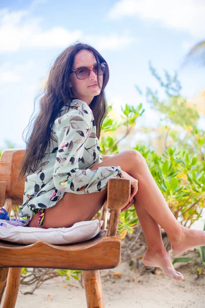 Hermosa mujer al aire libre en vacaciones tropicales — Foto de Stock