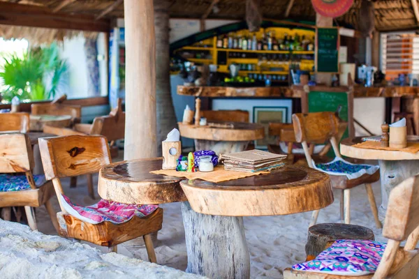 在异国风情岛海滩上的露天咖啡馆 — 图库照片